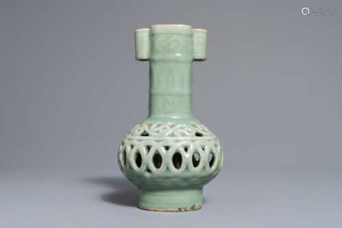 A CHINESE CELADON-GLAZED RETICULATED DOUBLE-WALLED VASE, 19/20TH C.