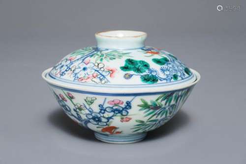 A CHINESE FAMILLE ROSE BOWL AND COVER WITH FLORAL DESIGN, QIANLONG MARK, 19/20TH C.