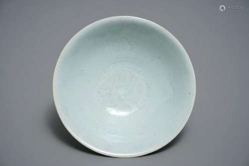 A CHINESE INCISED QINGBAI BOWL WITH UNDERGLAZE FLORAL DESIGN, SONG OR MING