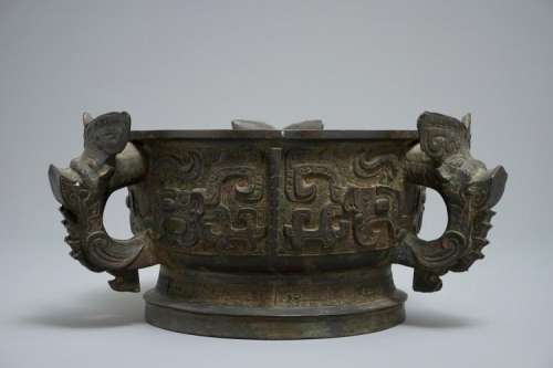 AN UNUSUAL CHINESE 'GUIÂ€™ BRONZE RITUAL VESSEL OF UNUSUAL SHAPE WITH THREE EARS, 18/19TH C.