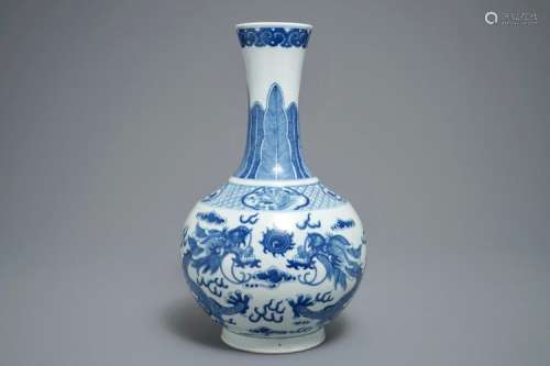 A CHINESE BLUE AND WHITE BOTTLE VASE WITH DRAGONS, 19/20TH C.