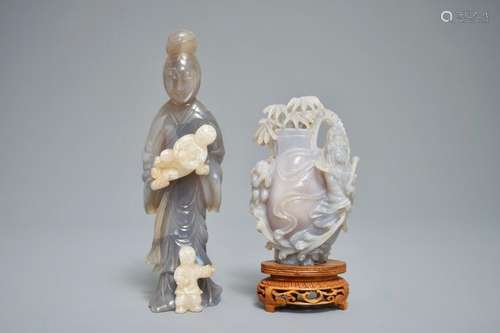 A CHINESE CARVED AGATE FIGURE OF A LADY AND A VASE ON WOODEN STAND, 19/20TH C.