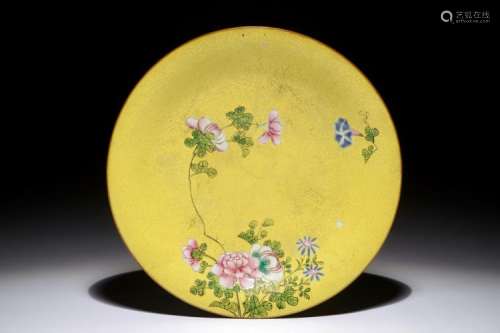 A CHINESE FAMILLE ROSE YELLOW-GROUND SGRAFFIATO PLATE, 18/19TH C.