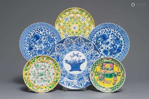 SIX CHINESE BLUE AND WHITE AND FAMILLE JAUNE PLATES, 19TH C.