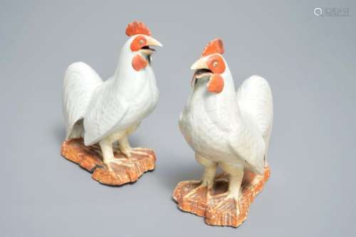 A PAIR OF JAPANESE ARITA MODELS OF ROOSTERS, EDO, 17TH C.