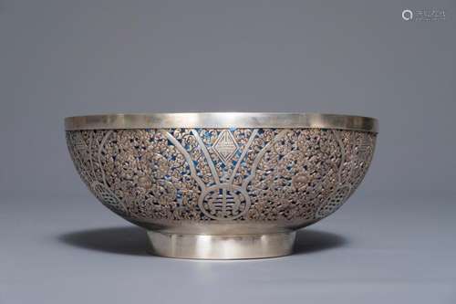 A CHINESE RETICULATED SILVER BOWL WITH BLUE GLASS INTERIOR, 19/20TH C.