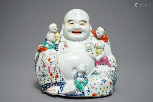 A LARGE CHINESE FAMILLE ROSE FIGURE OF BUDDHA, 19/20TH C.