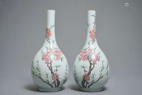 A PAIR OF LARGE CHINESE FAMILLE ROSE BOTTLE VASES WITH FLORAL DESIGN, 19/20TH C.