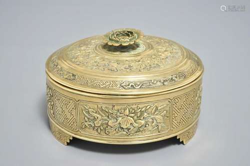 A ROUND CHINESE GILT COPPER-ALLOY BOX AND COVER WITH FLORAL DESIGN, 18/19TH C.