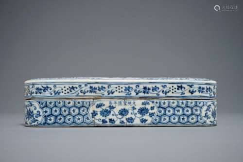 A CHINESE BLUE AND WHITE PEN BOX AND COVER, XUANDE INSCRIPTION, 19/20TH C.