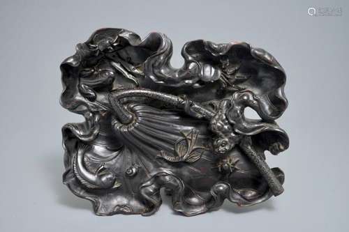 A LARGE CHINESE CARVED WOOD LOTUS LEAF WITH VARIOUS WATER ANIMALS, 19TH C.