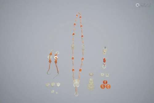 A CHINESE JADE AND CARNEOLE NECKLACE, QING