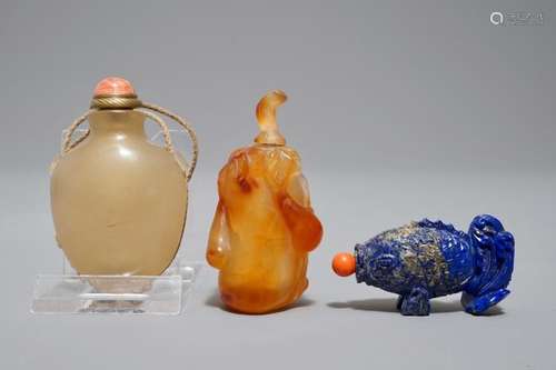 THREE CHINESE AGATE AND LAPIS LAZULI SNUFF BOTTLES, 19/20TH C.