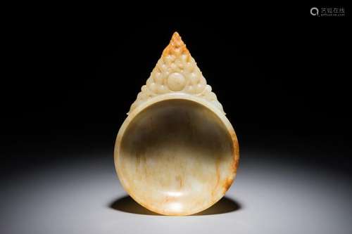 A CHINESE RUSSET JADE BOWL WITH TRIANGULAR HANDLE, 19/20TH C.