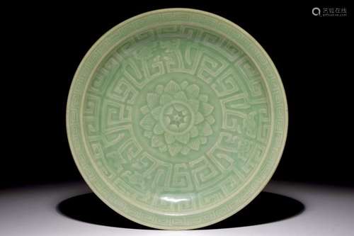 A CHINESE CELADON DISH WITH INCISED LOTUS DESIGN, 18/19TH C.