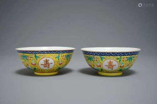 A PAIR OF CHINESE FAMILLE ROSE YELLOW-GROUND BOWLS, GUANGXU MARK, 19/20TH C.