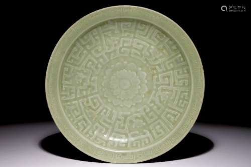 A CHINESE CELADON DISH WITH INCISED LOTUS DESIGN, 18/19TH C.