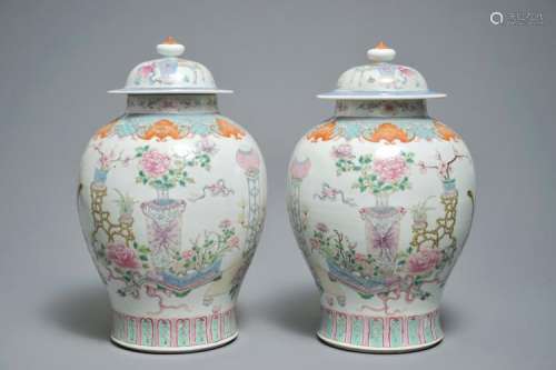 A PAIR OF CHINESE FAMILLE ROSE VASES AND COVERS WITH ANTIQUITIES, 19TH C.