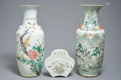 TWO CHINESE QIANJIANG CAI VASES AND A WALL HANGER FOR CHOP STICKS, 19/20E EEUW