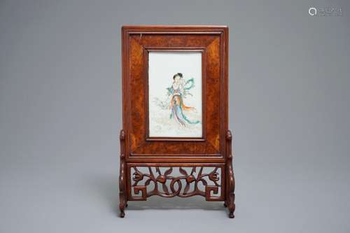 A SMALL CHINESE FAMILLE ROSE ROOTWOOD TABLE SCREEN, 19/20TH C.