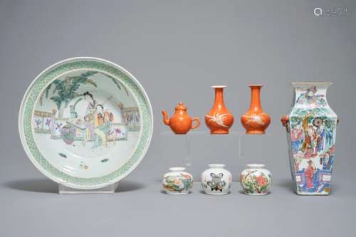 A SMALL COLLECTION OF CHINESE FAMILLE ROSE AND QIANJIANG CAI WARES, 19/20TH C.