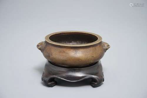 A CHINESE BRONZE CENSER ON WOODEN STAND, XUANDE MARK, 18TH C.