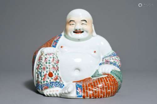 A LARGE CHINESE FAMILLE ROSE FIGURE OF BUDDHA, 19/20TH C.
