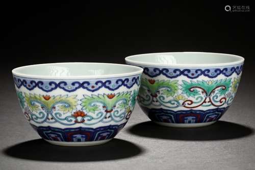 PAIR OF DOUCAI 'FLOWERS' BOWLS