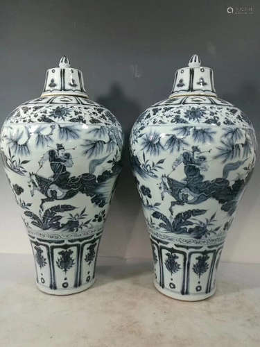 A PAIR OF BLUE & WHITE VASE