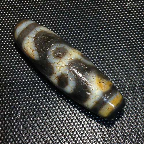 AN OLD ORE CHARGE LOUTS PATTERN TIGER TEETH DZI BEAD