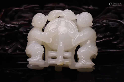 AN OLD TIBETAN HETIAN WHITE JADE HAND PIECE