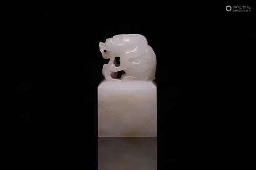 AN OLD TIBETAN HETIAN JADE SEED MATERIAL SEAL