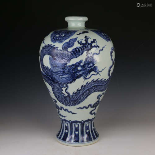 A BLUE AND WHITE VASE WITH XUANDE MARK