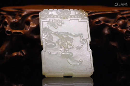 AN OLD TIBETAN HETIAN JADE SEED MATERIAL PENDANT