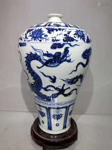 A BLUE & WHITE VASE WITH PATTERN OF DRAGON