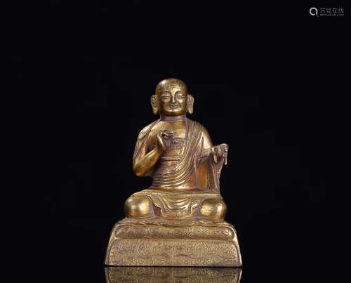 A BRONZE GILT LOHAN STATUE ORNAMENT WITH QING DYNASTY STYLE