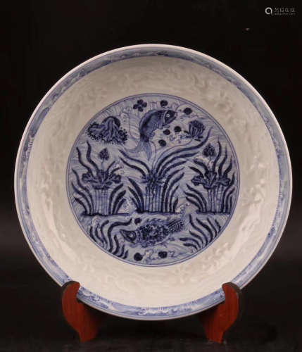 A BLUE & WHITE PLATE WITH PATTERN OF SEAWEED