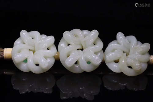 A HETIAN JADE CARVING GANODERMA FUYI ORNAMENT