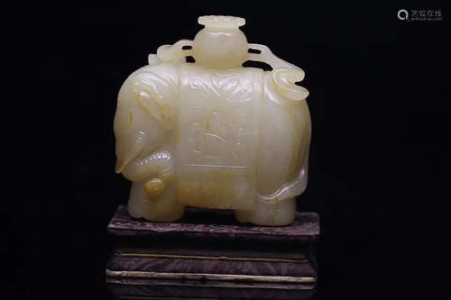 AN OLD TIBETAN HETIAN JADE SEED MATERIAL CAPARISONED ELEPHANT ORNAMENT