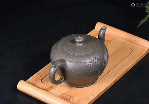 A  SET OF WENCHENG POTTERY PURPLE CLAY TEAPOT