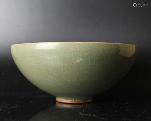 A CELADON-GLAZED JUNYAO BOWL