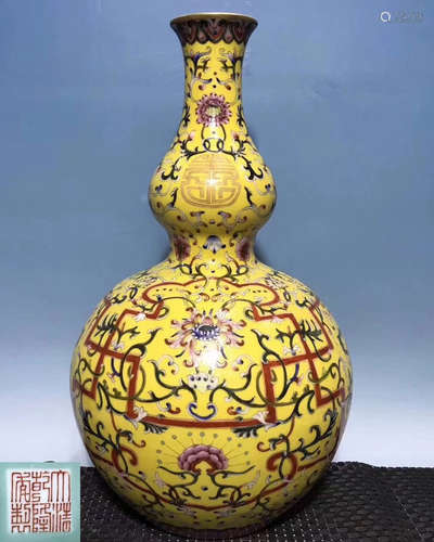 A QING QIANLONG GROUD SHAPED VASE