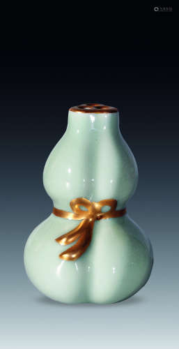 清 粉青釉雕绶带葫芦瓶