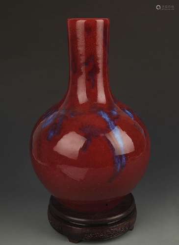 A FINE RED COLOR GLAZED MOON STYLE VASE