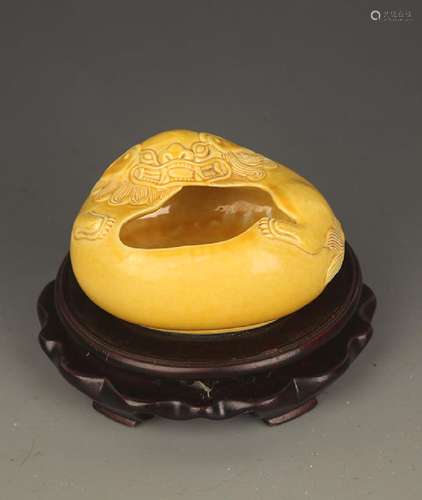 A YELLOW GLAZED LION FIGURE PORCELAIN WATER DROP