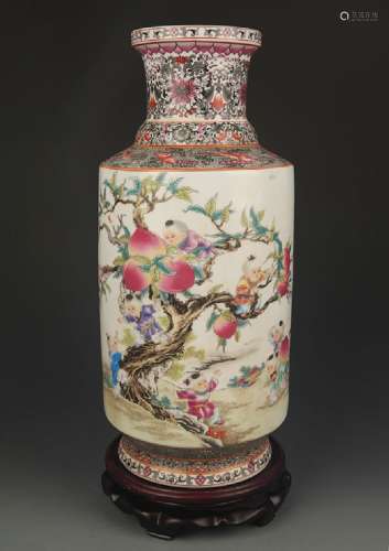 A FAMILLE ROSE PEACH TREE PATTERN PORCELAIN VASE