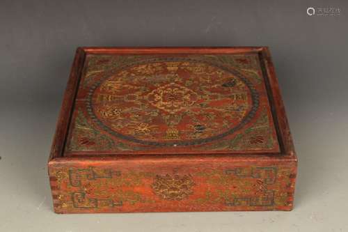 A FINE GILT LACQUERED WOOD BOX