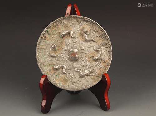 A FINE ANIMAL CARVING ROUND BRONZE MIRROR