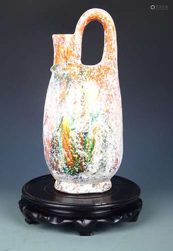 A FINE SAN CAI COLOR PORCELAIN VASE