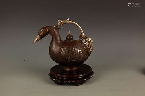 A FINELY MADE DUCK FIGURE BRONZE WATER POT